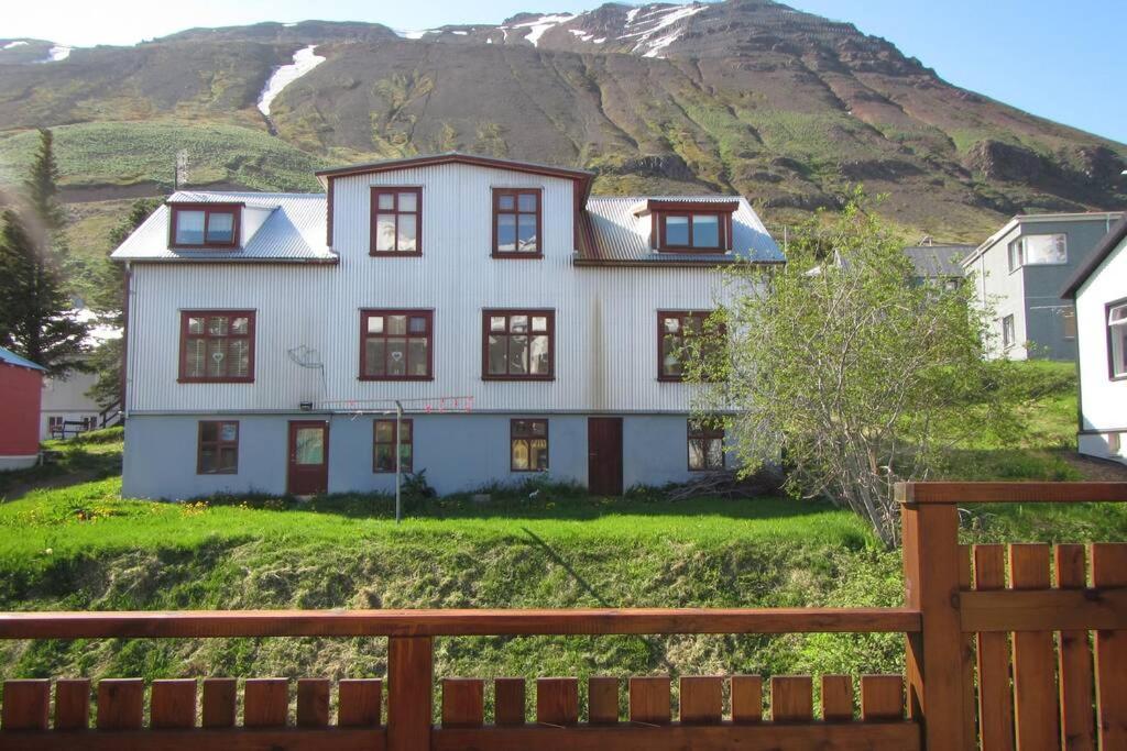 House With A Warm Soul In North Iceland Siglufjordur Екстериор снимка